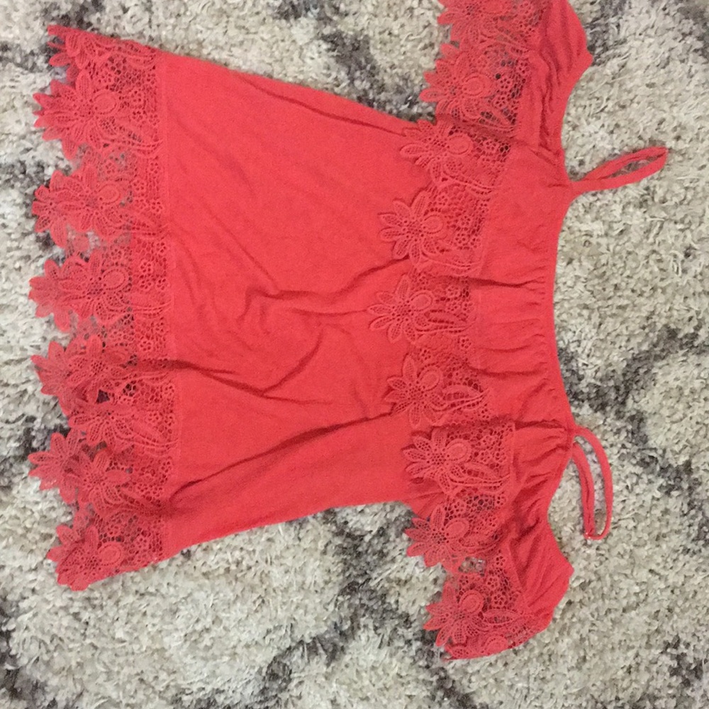 Off the shoulder(with straps)blouse with lace